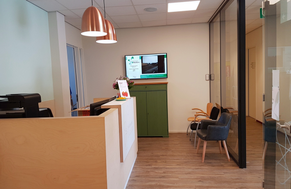 Wachtkamer scherm in de zorg fysiotherapeut